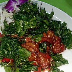 หมูแดดเดียวกระเพรากรอบ