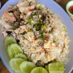 ข้าวผัดทะเลจานใหญ่
