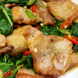 กะเพราหมูสามชั้นราดข้าว