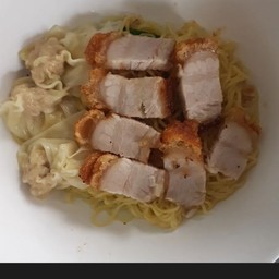 ก๋วยเตี๋ยวเกี้ยวหมูกรอบ