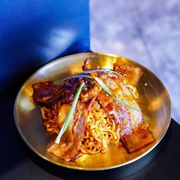 Stir ramyorn spicy smoked pork belly รามยอนผัดฮาวอนสามชั้นสไลด์