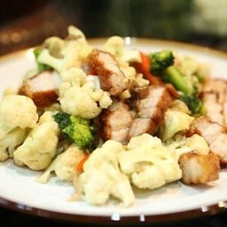 ผัดกะหล่ำดอกหมูกรอบ ราดข้าว