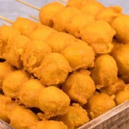 ลูกชิ้นชุบแป้งทอด&ยำมะม่วงปลากรอบ เจ้าเก่า นายเช