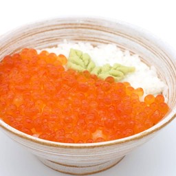 ข้าวหน้าไข่ปลาแซลมอน