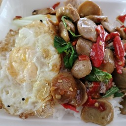 กะเพราลูกชิ้นเนื้อ ใข่ดาว