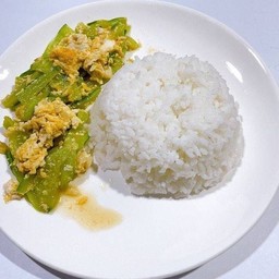 แตงกวาผัดไข่ ราดข้าว