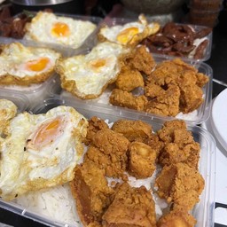 ข้าวหน้าไก่กรอบ  น้ำจิ้มแจ่ว