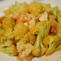 ผัดกะหล่ำดอกผัดกุ้ง ราดข้าว