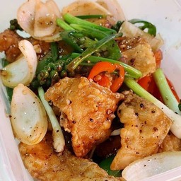 ปลากะพงผัดพริกไทยดำ (กับข้าว)