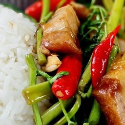 ผัดกระเฉดหมูกรอบ ราดข้าว