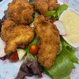 สลัดไก่กรอบ (Salad w/Crispy Chicken)