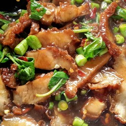 กะเพราหมูกรอบ ( เป็นกับข้าว )