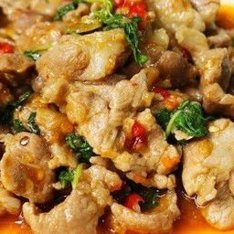 กะเพราหมูชิ้น กับข้าว