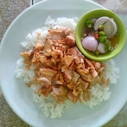 กากหมูกระเทียม ราดข้าว