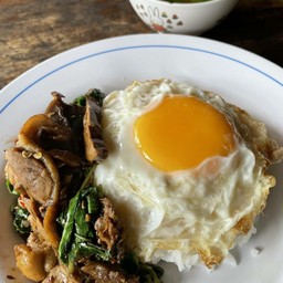 กระเพราเป็ดไข่ดาว