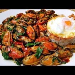 กะเพราหอยแมลงภู่ ราดข้าว