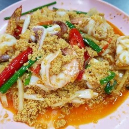 ผัดผงกะหรี่กุ้ง+ปลาหมึก กับข้าว