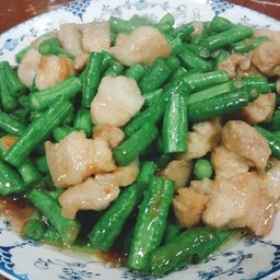 ข้าวราดผัดถั่วฝักยาวหมูสามชั้น