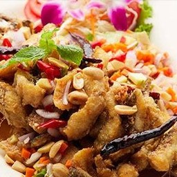 ปลากระพงทอดยำสมุนไพร