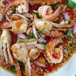 ยำปูม้ากุ้งสุก