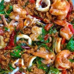 กะเพรารวมมิตร กับข้าว