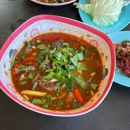 ลาบนายอร่อย ริมถนนใหญ่