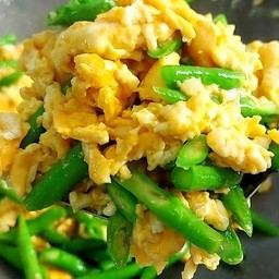 ข้าวราดผัดถั่วฝักยาวใสไข่