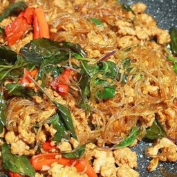 ข้าวกะเพราวุ้นเส้น (เลือกเนื้อสัตว์ได้ครับ)