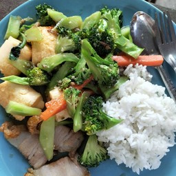 ผัดผักรวมหมูกรอบ