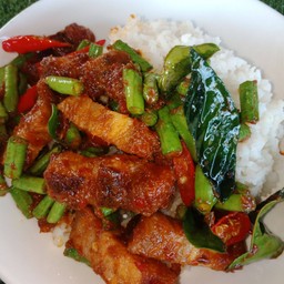 พริกแกงถั่วหมูกรอบ