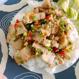 ข้าวหมูสามชั้นผัดพริกเกลือ