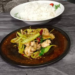 กะเพราไก่เนื้อน่อง ราดข้าว เปลี่ยนเป็นอกไก่ พิมพ์แจ้งได้ครับ