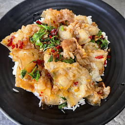 ข้าวหน้ากะเพราสามชั้นสไลด์