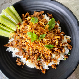 ข้าวหน้าลาบเนื้อโคขุน