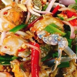 ยำปูม้ามะม่วงปลากรอบ