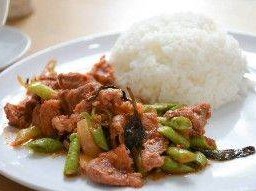 ข้าวผัดพริกแกงหมู