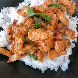 ข้าวพะเเนงหมูกรอบ