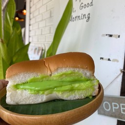 ขนมปังนึ่งสังขยาใบเตย