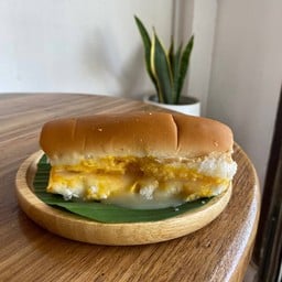 ขนมปังนึ่งเนยนม