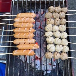 ข้าวผัดกะเพราหมูสับพริกแห้ง ลูกชิ้นปิ้งนํ้าจิ้มรสเด็ด
