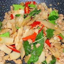 กระเพราหน่อไม้ดองหมูสับราดข้าว