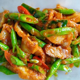 พริกแกง หมูกรอบ