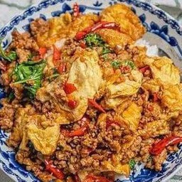 ข้าวไข่เจียวราดกระเพราหมูสับโครตแซบ