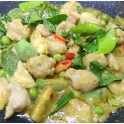 ผัดพริกแกงเขียวหวานลูกชิ้นปลากรายกับข้าว