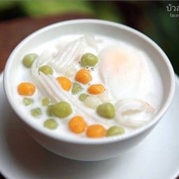 บัวลอยไข่หวานกะทิสดมะพร้าวอ่อน