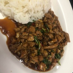 กะเพราหมูสับ ราดข้าว