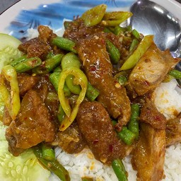 พริกแกงหมูกรอบ