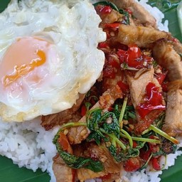 กะเพราหมูกรอบ+ไข่ดาว