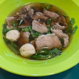 เฮียตี๋ก๋วยเตี๋ยวหมูตุ๋นโคตรอร่อย เซเว่นปากซอย5