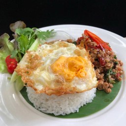 ข้าวกะเพราหมูไก่